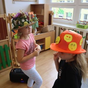 MOTÝLCI: den šílených klobouků 