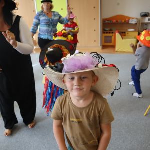 MOTÝLCI: den šílených klobouků 