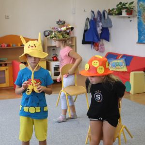 MOTÝLCI: den šílených klobouků 