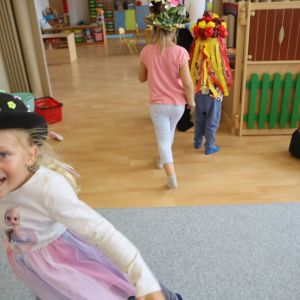 MOTÝLCI: den šílených klobouků 