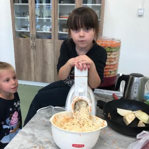 MOTÝLCI: šel zahradník do zahrady 