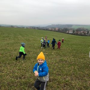 MOTÝLCI, ZAJÍČCI: výlet na kopec Křemín