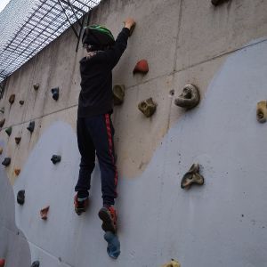 Dominik na lezecké stěně_1